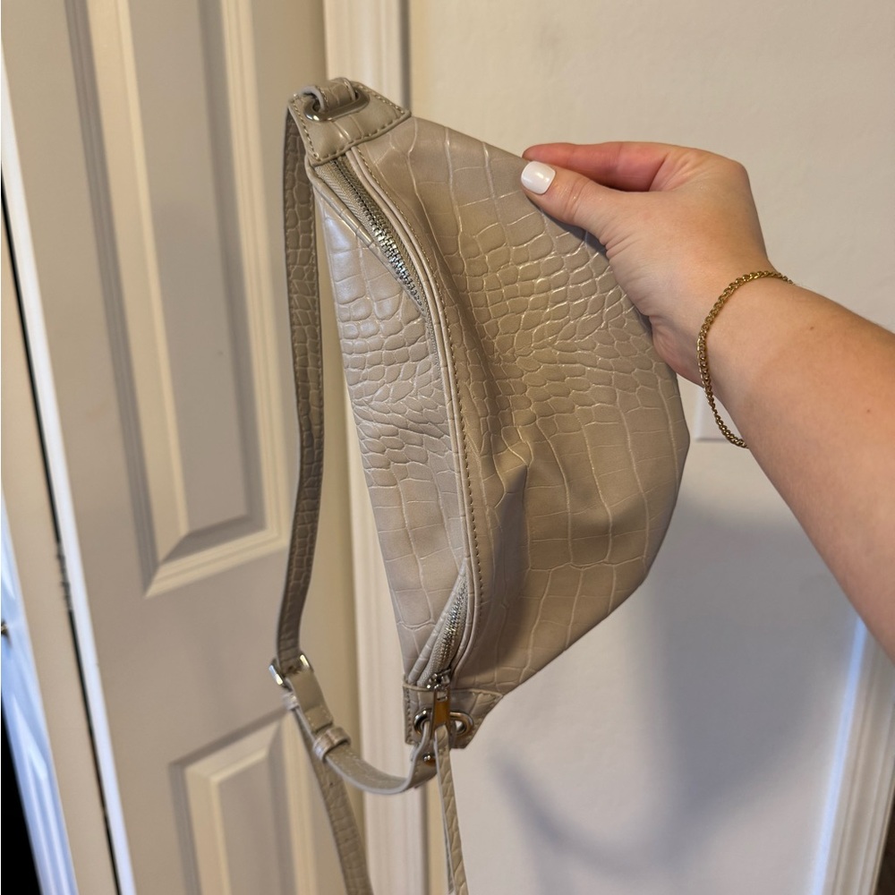 Elegant Tan Crocodile-Embossed Women's Bag